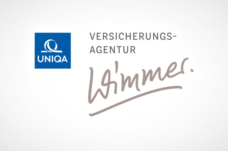 Uniqa-Logo, ein blaues Quadrat mit weißer Schrift und weißem Signet in Form einer Schleife, links neben dem Schriftzug der Agentur Wimmer